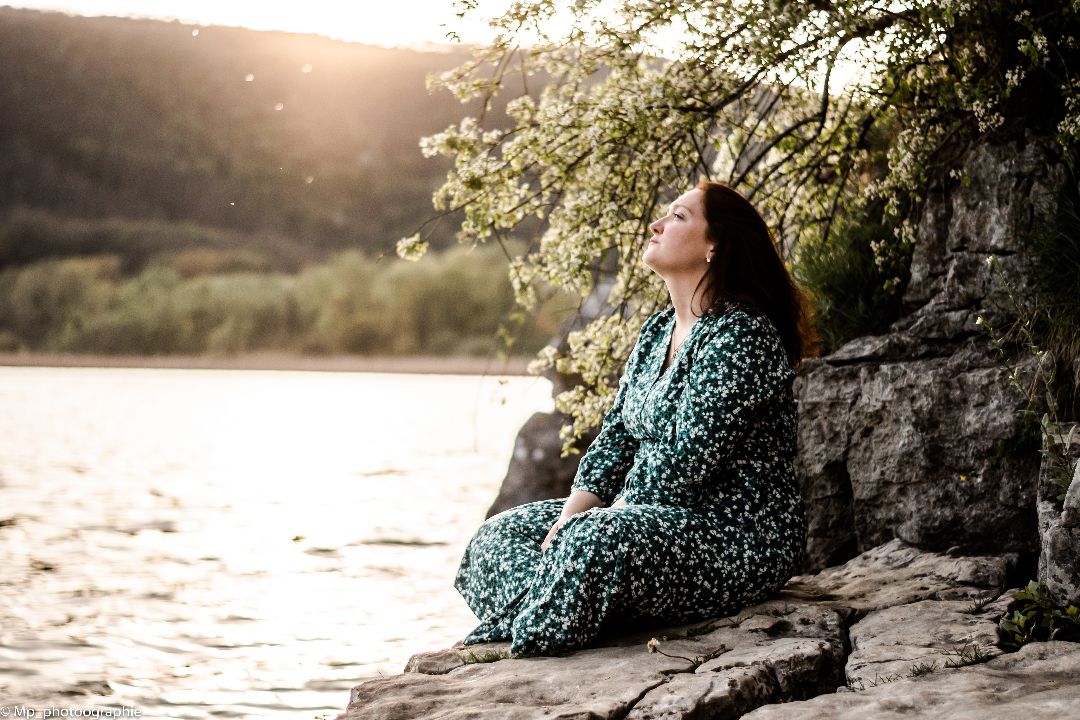Pauline Jonca médite au bord du lac d'Annecy
