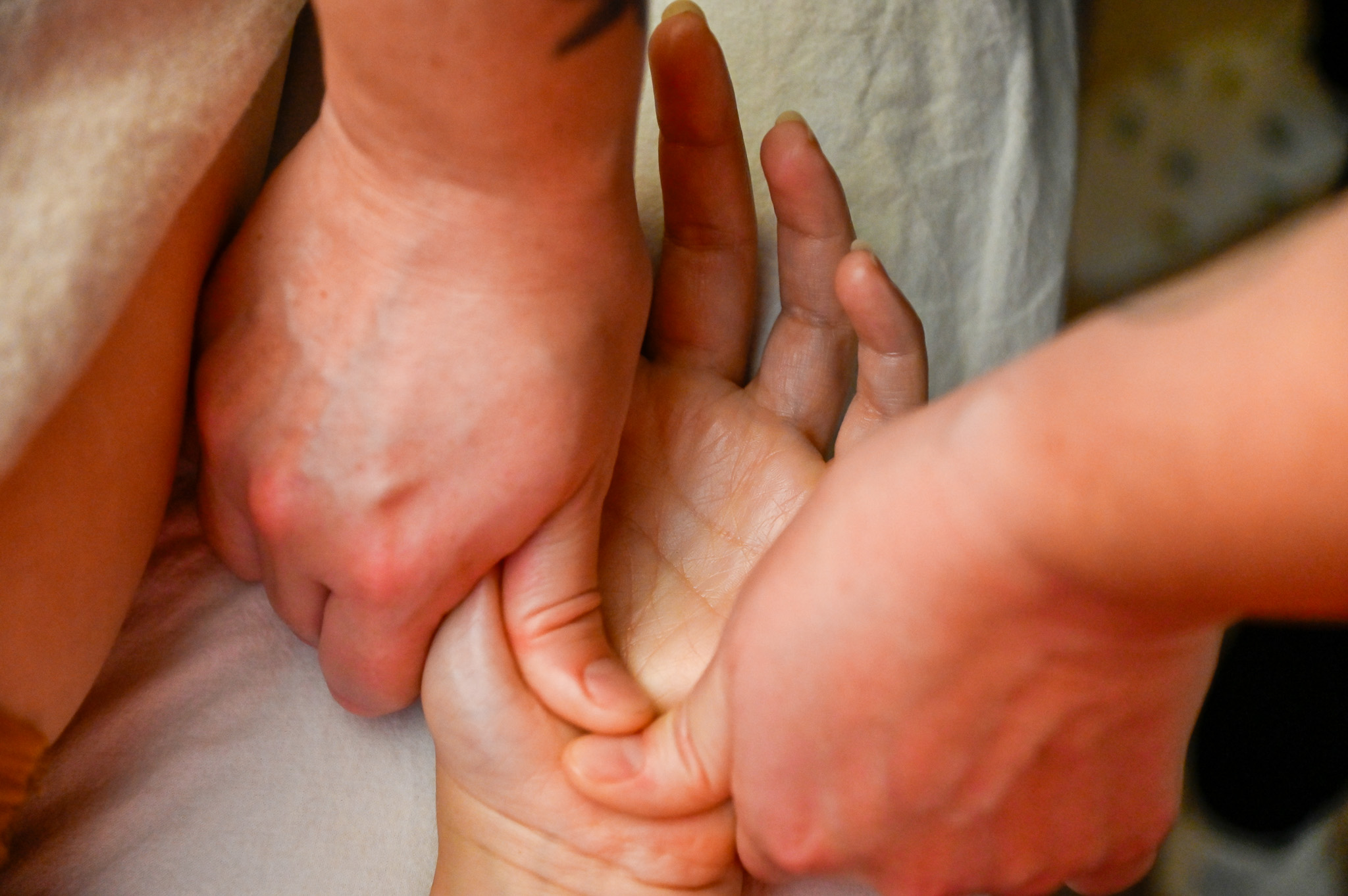 image de femme qui se fait masser de le cou et libère ses énergies à Annecy