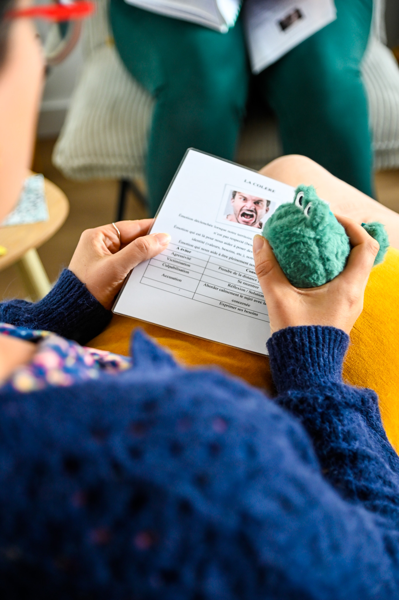 la cliente lit un document qui parle des émotions