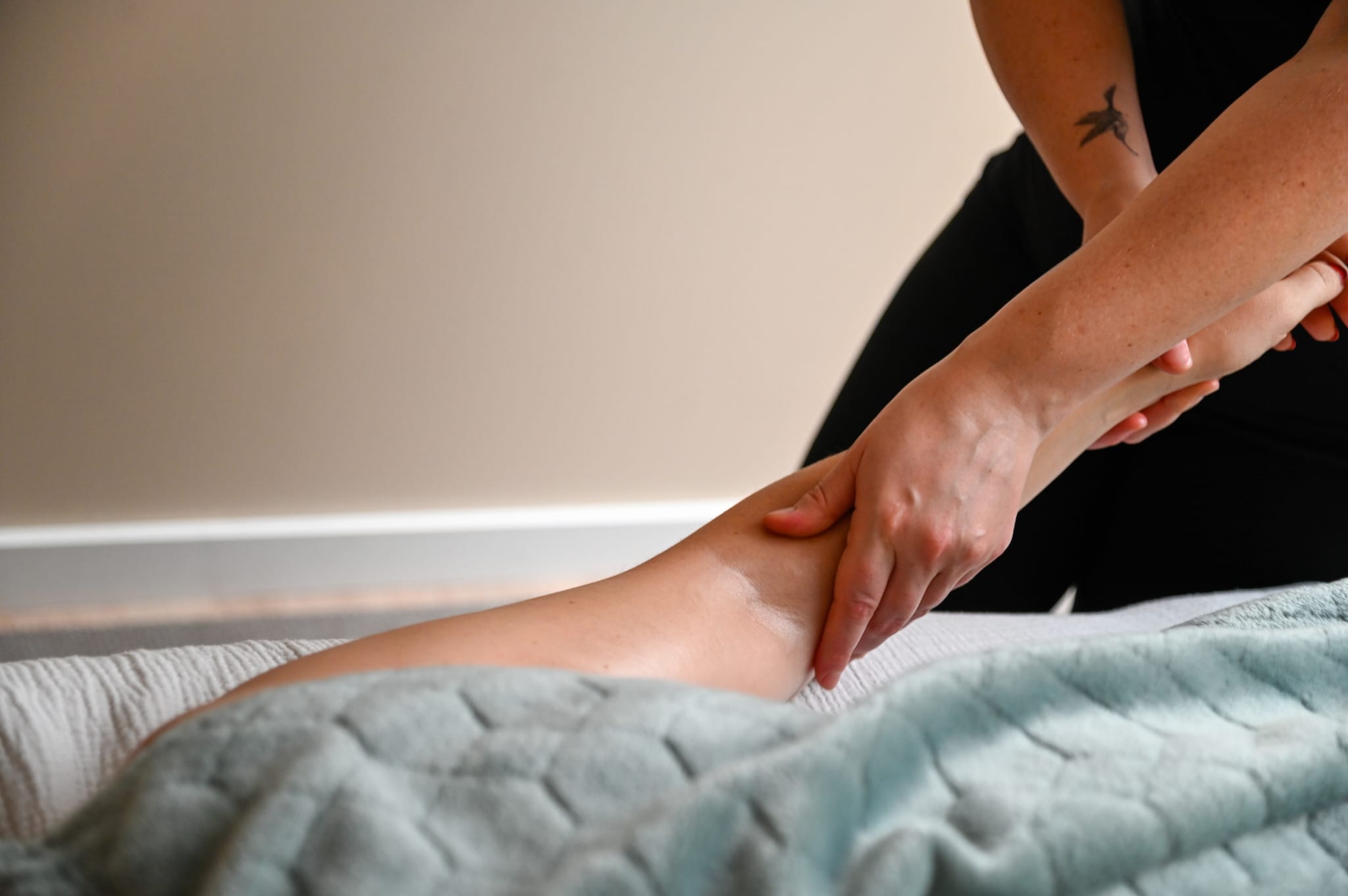 Pauline fait un massage sur le bras d'une cliente qui est détendue